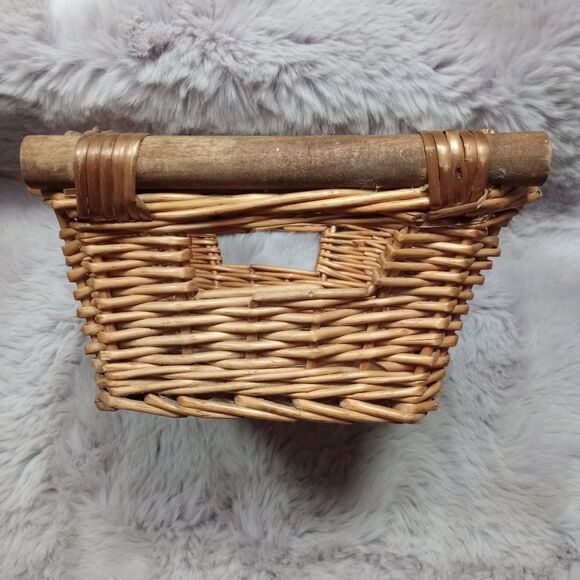 MEDIUM golden brown woven wicker basket with wooden handles - Picture 4 of 5